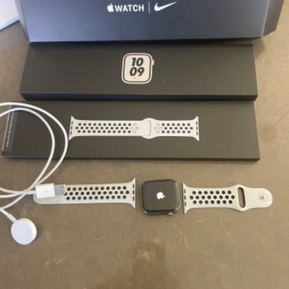 Apple Series 5 Nike Space Gray 44 mm Smart Watch - Picture 3 of 3